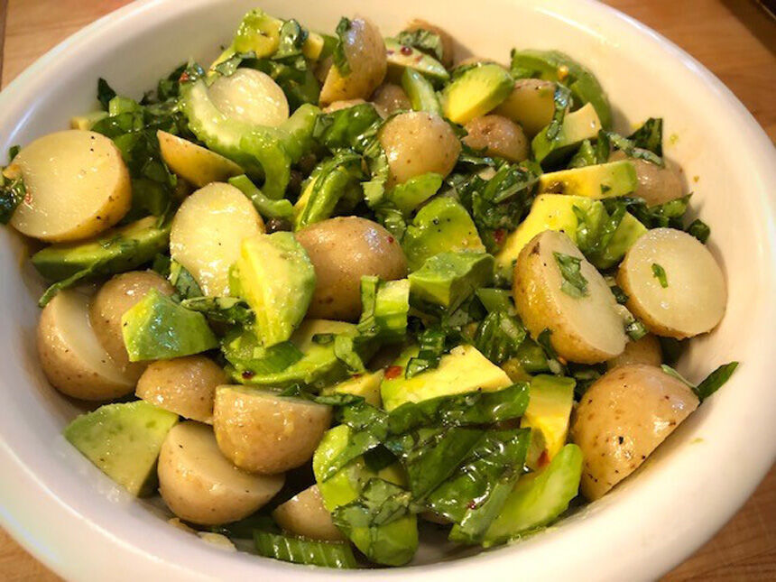 Avocado en selderij-citroen-aardappelsalade